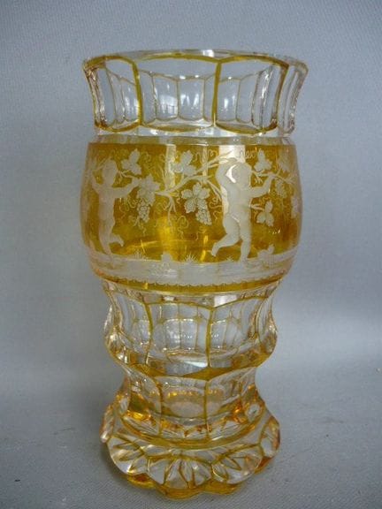 比德迈尔风格玻璃杯。双层釉工艺，杯身环绕着手工打磨的饰带，饰有小天使图案。19世纪。高16厘米。GL