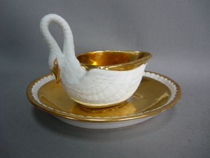 天鹅图案茶杯及杯托。维也纳，19世纪。精美的镀金工艺。高9厘米，长15厘米。PCL
