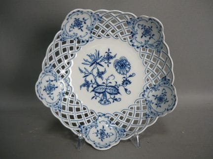 Round serving dish. Meissen (Schwerter). Onion-pat