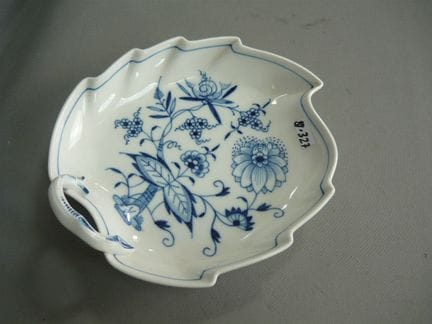 Leaf-shaped bowl with handle. Meissen (Schwerter).
