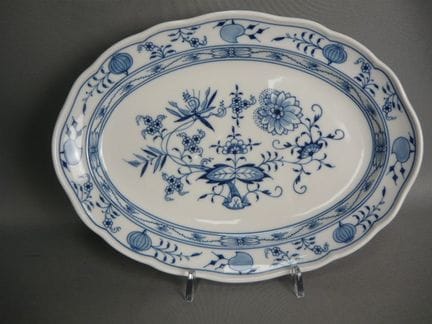 Oval plate. Meissen (Schwerter). Onion-pattern dec