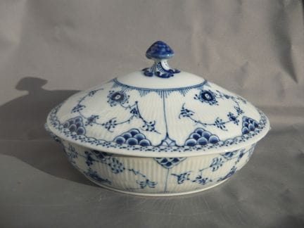 Royal Copenhagen Musselmalet Half-Point. Large ova