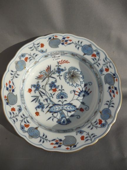 Meissen (Schwerter). Onion pattern with coral and 