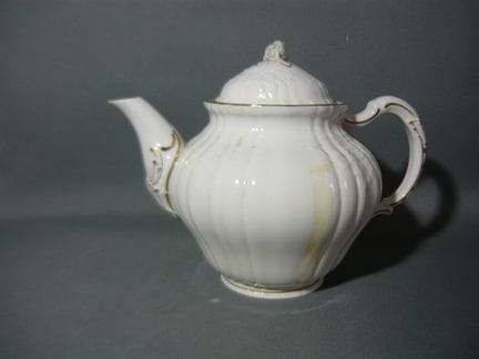 KPM柏林 Rocaille 白色配金。茶壶 高24厘米。一级品。崭新如初，未曾使用。（编号7475