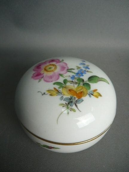 Lidded jar with floral design. Meissen (Schwerter)