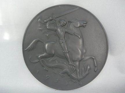 维尔纳·佩纳（1897-1984）。持剑骑士。金属圆形浮雕。20世纪。直径14.5厘米。SCP