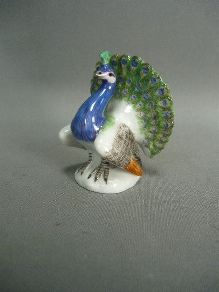 Peacock with its feathers spread. Meissen (Schwert