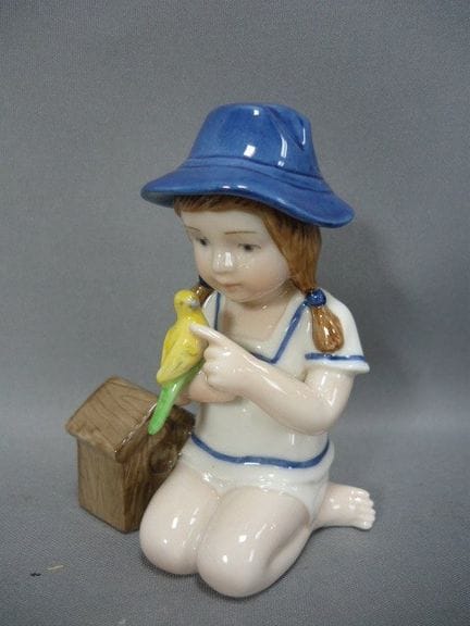 《女孩与鸟》。B&amp;G 哥本哈根。20世纪。一级品。釉下彩。高11厘米。PCL