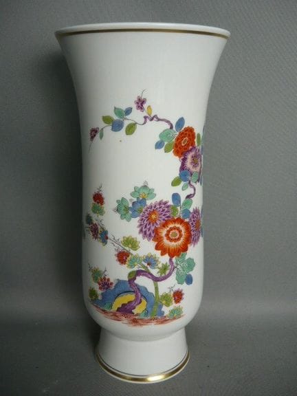Tall vase. Meissen (Schwerter). Kakiemon decoratio