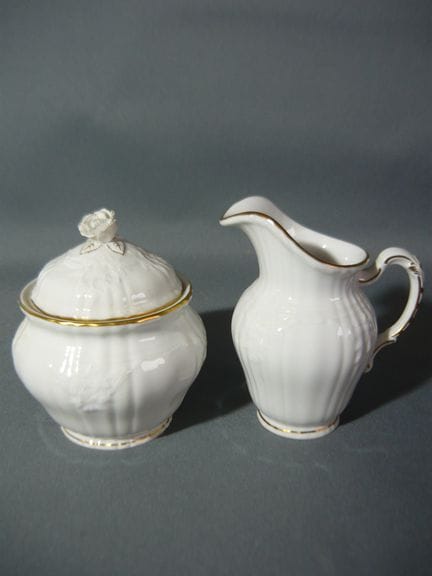 KPM Berlin. Rocaille with gold. Sugar bowl and mil