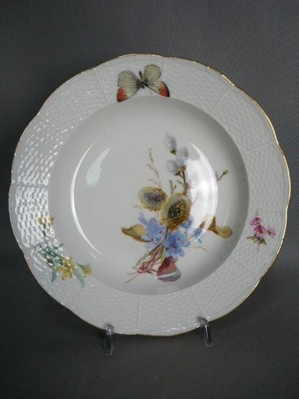 Large, deep plate. Meissen (Schwerter). Bouquets o