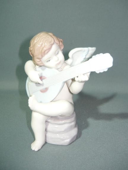 Lladro. Playing Angel. Hand-painted. H. 15 cm. PCL