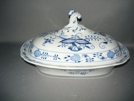 Large rectangular bowl with lid. Meissen (Schwerte
