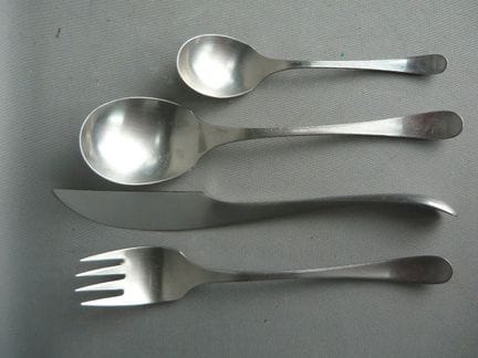 全套餐具。罗森塔尔（Rosenthal），20世纪，不锈钢材质。12把叉子，长18.5厘米。 11把