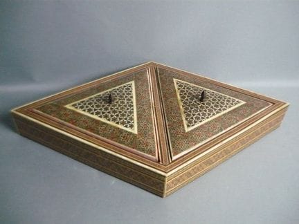 Very delicate jewelry box. Exquisite inlay work. L