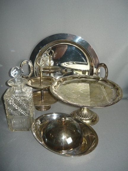 Assortment of étagères, carafes, etc. Vintage. Up 