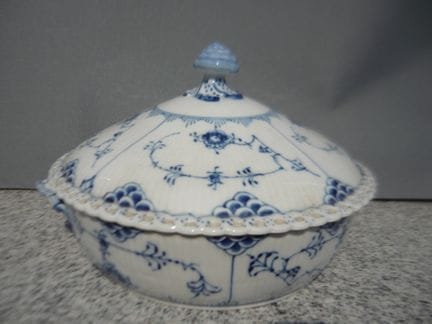 Royal Copenhagen Musselmalet Vollspitze. Round lid