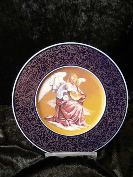 KPM Berlin. Exclusive plate featuring a playing an