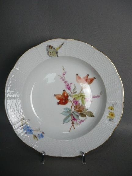 Large, deep plate. Meissen (Schwerter). Bouquets o