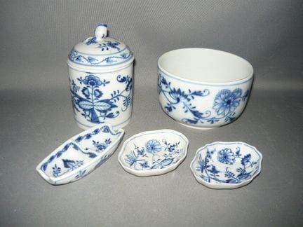 五件洋葱纹样瓷器。迈森（施韦特）。部分年代较久。一级品。盖子为后加。PCL