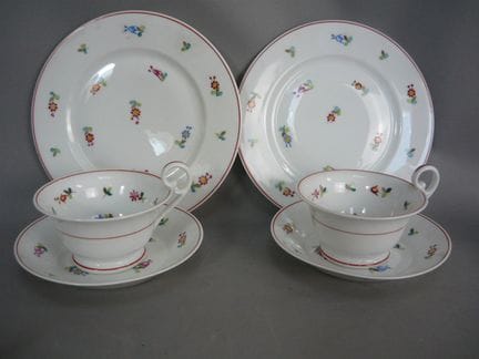 两套大型三件套花卉图案茶具。带有压印徽章和画师编号。20世纪上半叶。茶杯高9厘米，甜点盘直径20厘米