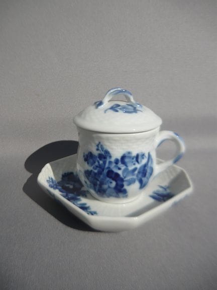 皇家哥本哈根。罕见的奶油色小瓷杯，附托盘和盖子。一级品。高10厘米。PCL