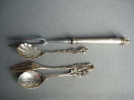带冠餐叉，镀银。另附3把800纯银勺子，总重40克。长度12-22厘米。SIL
