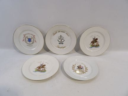 X5 vielfarbige Porzellanteller, Ø 20 cm:
- X3 „Soc