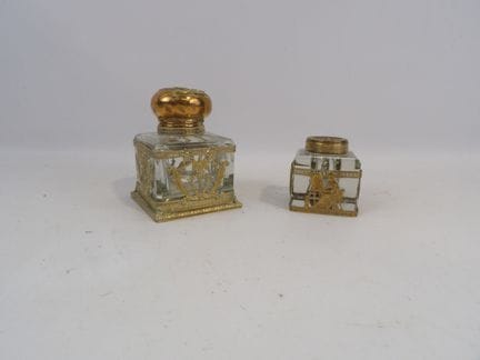 2er-Set aus Glas- und Messing-Tintenfässern, davon