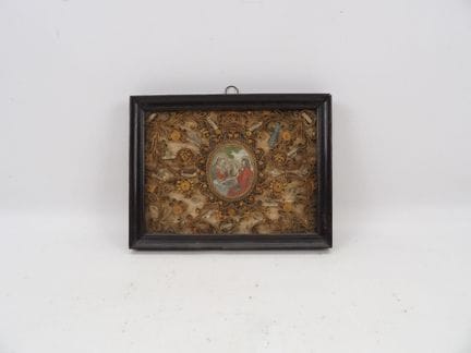 Reliquienrahmen mit Papierrollendekor, in dessen M