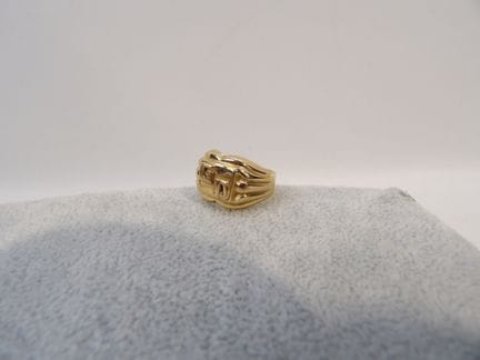 Bague en or jaune chevalière. Chiffrée "GD". Poids