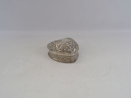 Boîte de forme coeur en argent et argent doré à dé