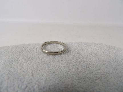 Alliance en or blanc. Poids : 2.86Gr (état d'usage