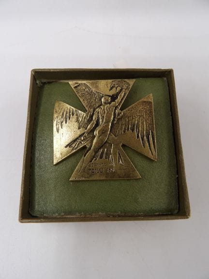 René LALIQUE (1860-1945), broche en métal doré en 