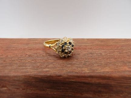 Bague en or 375/1000 et pierres colorées. Poids : 