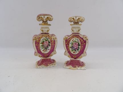 Paris, Paar Flakons aus mehrfarbigem rosa Porzella