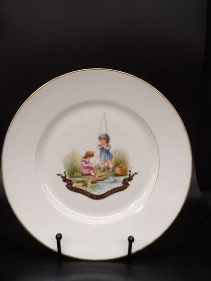 Porzellanteller mit mehrfarbigem Dekor der 1884 in