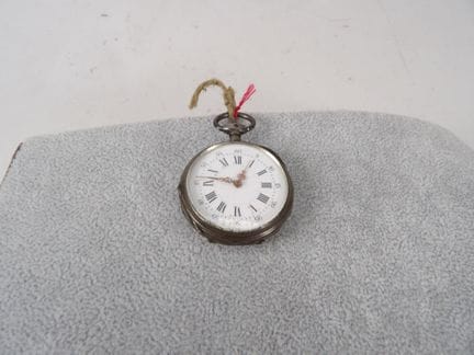 Reloj de cuello de plata con el reverso decorado c