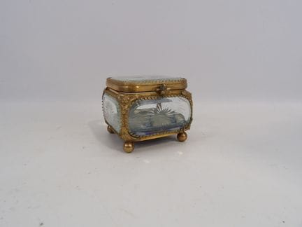 Schmuckkästchen aus geschliffenem Glas und Messing