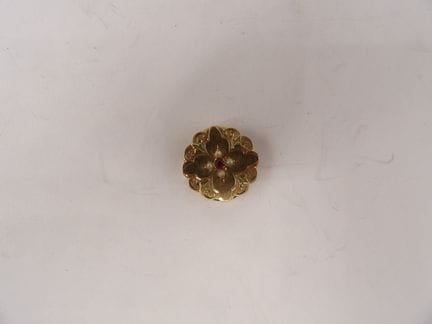 Bottone in oro e perla. Peso lordo: 1,63 g