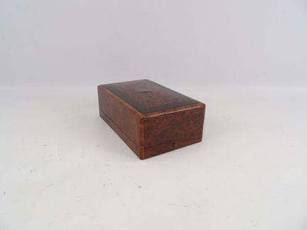 Uhrenetui mit Intarsien aus Maserknollenholz und M