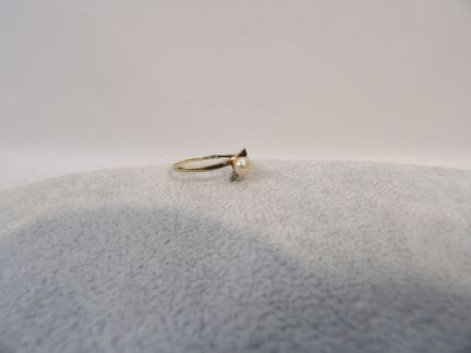 Bague en or jaune 18K, perle et éclats de pierres 