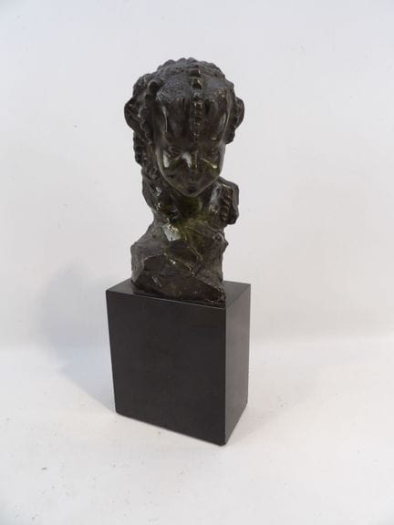 夏洛特·蒙吉诺（1825-1900）——采用失蜡法铸造的青铜少女半身像，置于黑色大理石底座上。右侧底