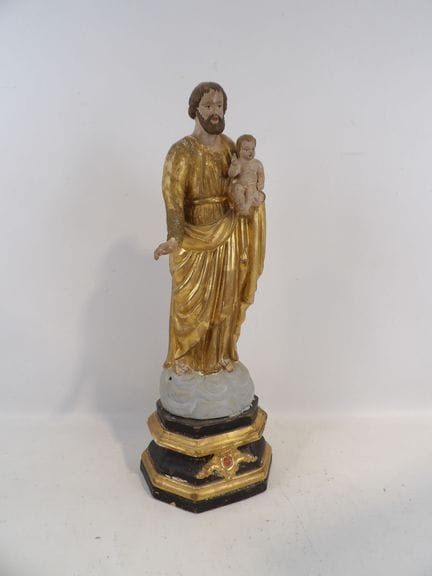 19世纪风格，彩釉陶塑作品，描绘圣约瑟抱着婴孩耶稣。高50厘米（经修复）
