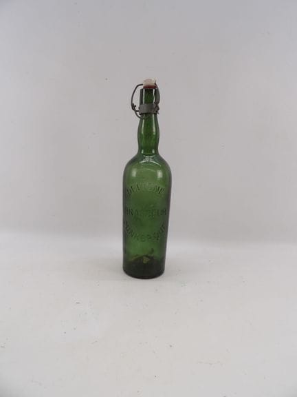 DÜNKIRCHEN – Gebrauchte grüne Glasflasche von Devi