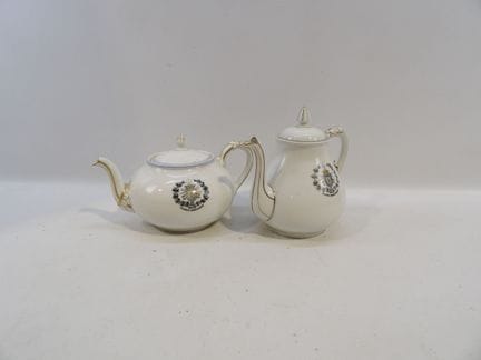 Set including 1 coffee pot and 1 teapot made of po