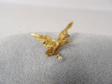 Broche oiseau en jaune 18K et perle. Poids : 7.56G