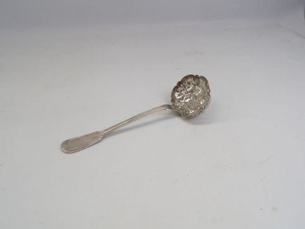 Cuillère soupoudreuse en métal argenté modèle au f