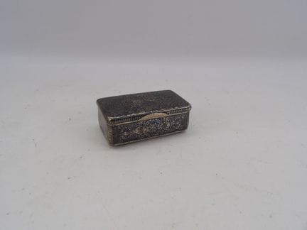 Boîte à priser rectangulaire en argent niellé à dé