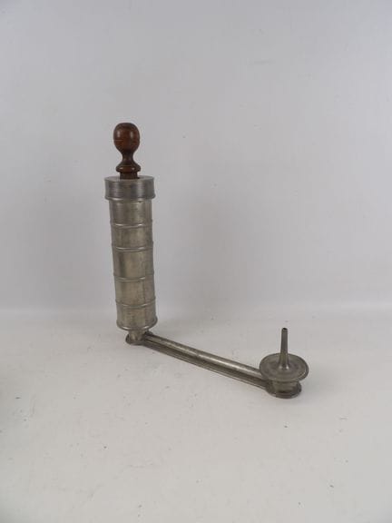 Selbstgemachter Klistier aus Zinn. H 35 × 32 cm